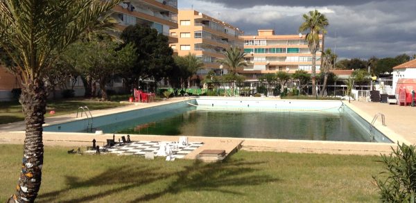 Big leaking square pool