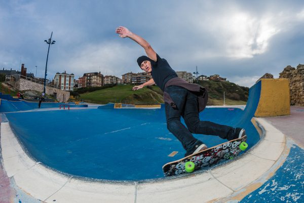 Kuko. Corner carve on the pool coping. Photo: Jaime Marcos