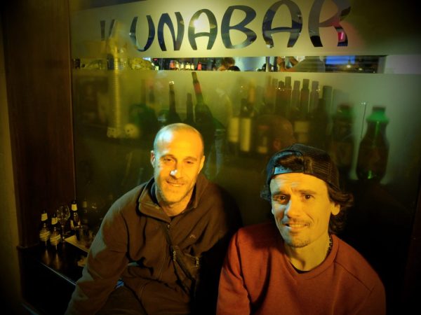 Fernando Elvira and friend in front of the Iluna bar where the book release took place, on the hill above La Kantera