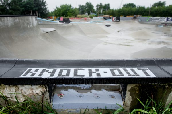 Knock-Out Blocks pool coping with death box et pomme frites