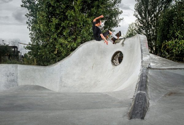 Wojtek Pastuszak frontside grind over the Port Land mascot. Photo: Marcin 