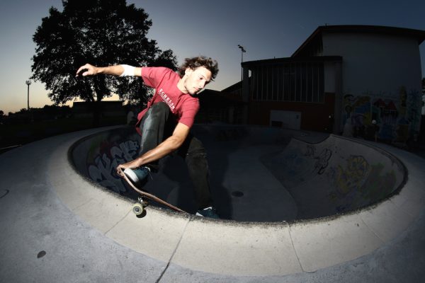 Ale Ferreri. Frontside seatbelt grind in Capbreton.