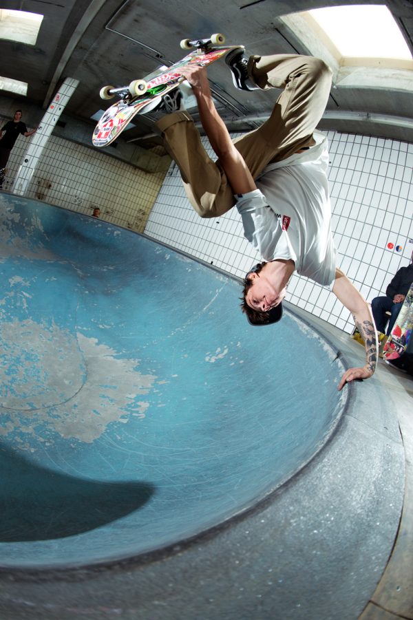 Martino Cattaneo. Frontside invert. Photo: Alan Maag