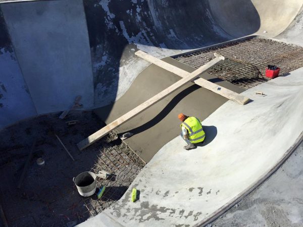 Andrés taking care of the waterfall on this big bowl. That is another big important part on the construction. It's neccesary to know what you are doing. One skatepark from the beginning to the end.