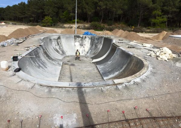 Zut skateparks in France to finish this big bowl. Alex waiting for his helmet and knee pads to go for it!