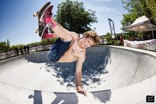 Jaime Mateu. Frontside invert.