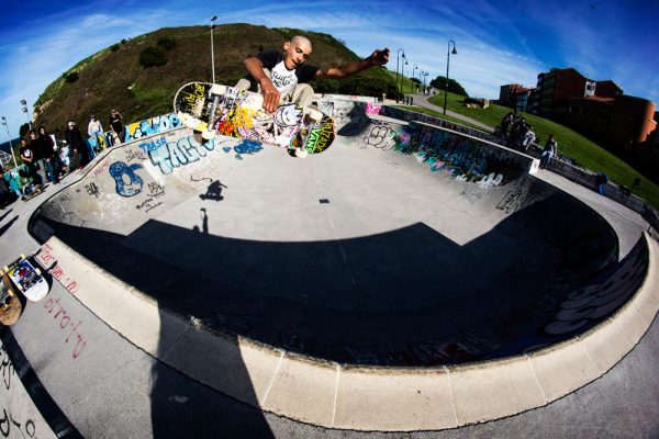 Pedrito. Frontside air. Cimadevilla skatepark. Gijón, Asturias. 