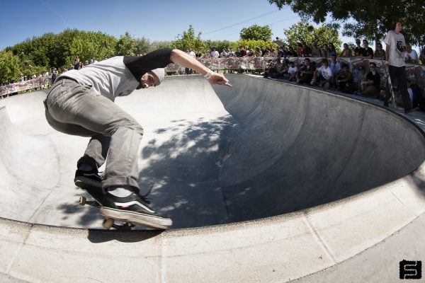 Simone Verona. Switch nosegrind.