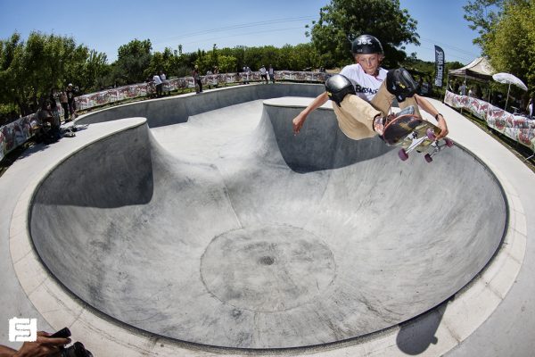 Tyler Etdmyer. Frontside tuckknee. 