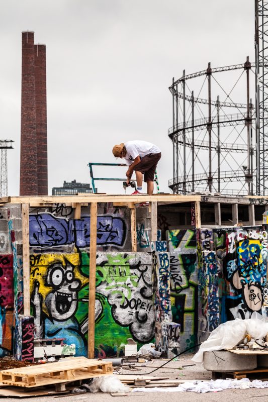 Joni Kiiskila. Fixing the bar onto the ramp before going for the boneless at Suvilahti DIY.