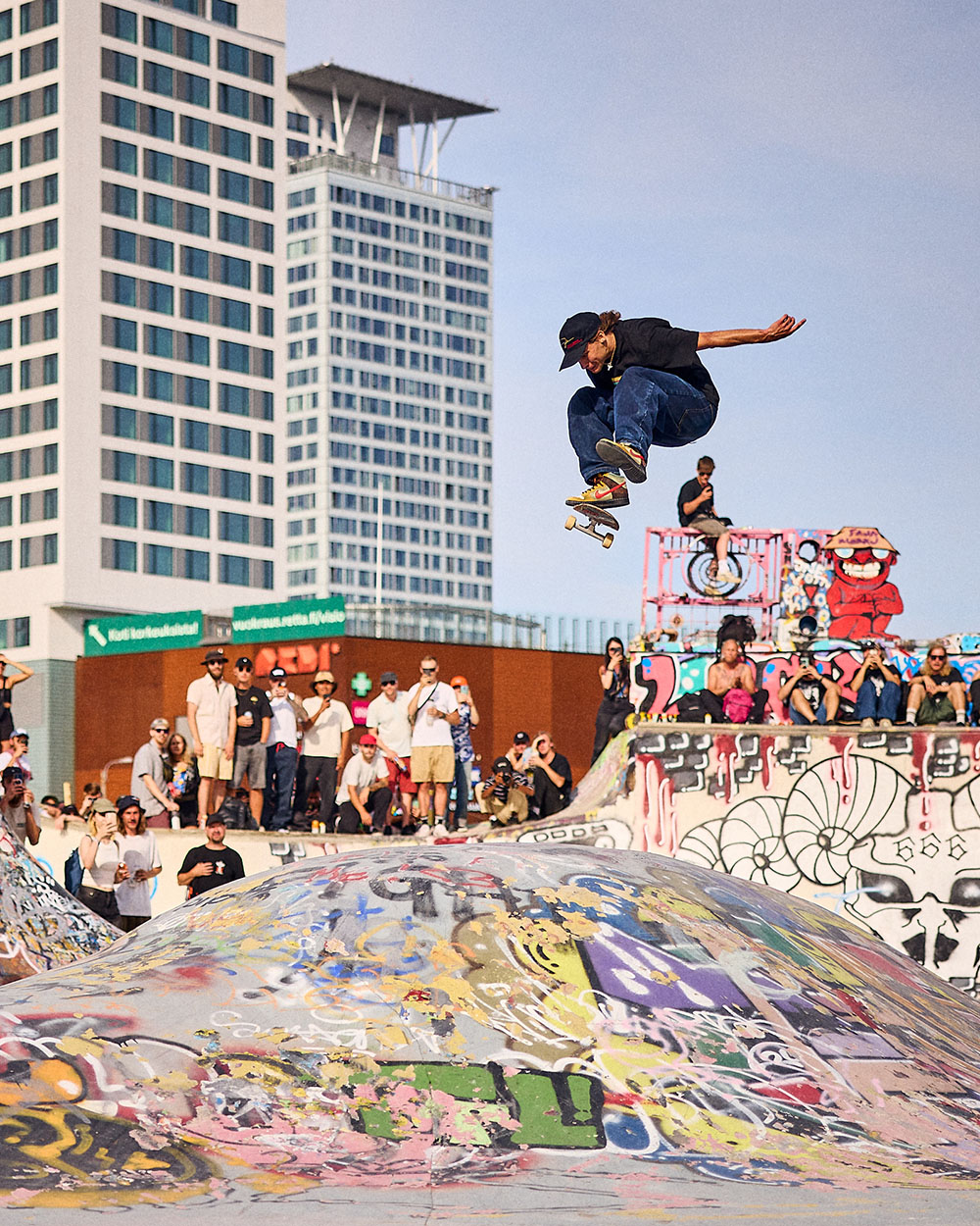 SodervikMastare-VI-072-Oski-kickflip-over-the-bump-SuvilahtiDIY-photo-KekeLeppala-2000px 1